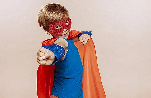 Photo d'un garçon déguisé en super-héro