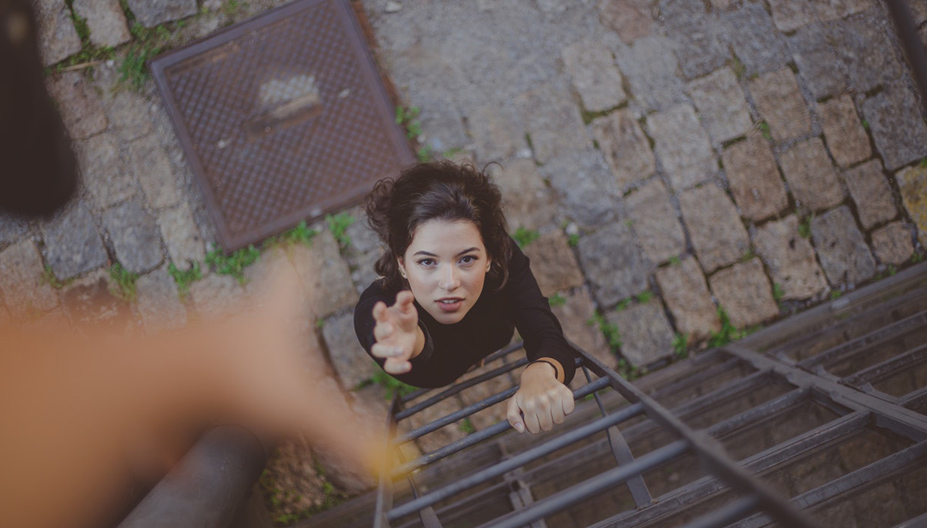 Photo initiale avec une femme sur un arrière-plan banal